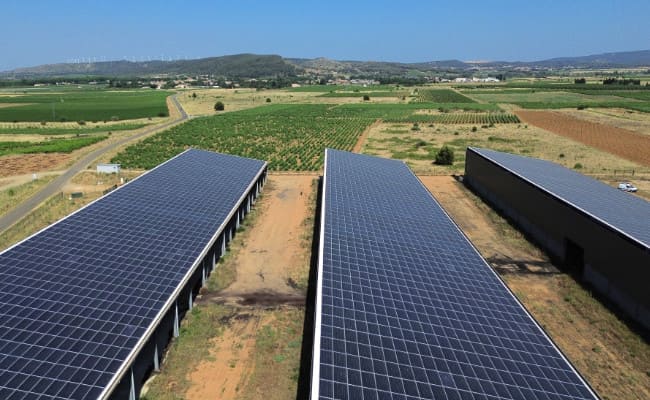 Vue complémentaire de la toiture photovoltaïque de la distillerie d’Ornaisons